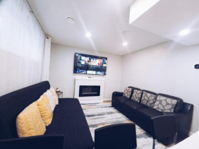 Cozy 2 Bedroom Suite, Queen Beds, Near the Airport
